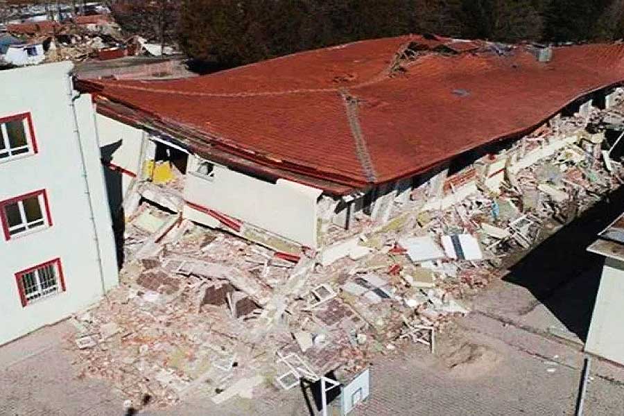 Turquía, colegio destruido por el terremoto