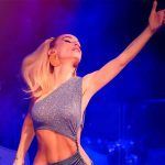 la cantante turca Gülşen en un concierto