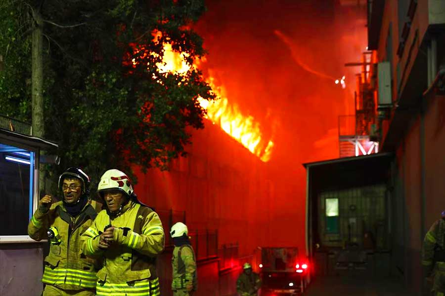 incendio en un edificio de Estambul