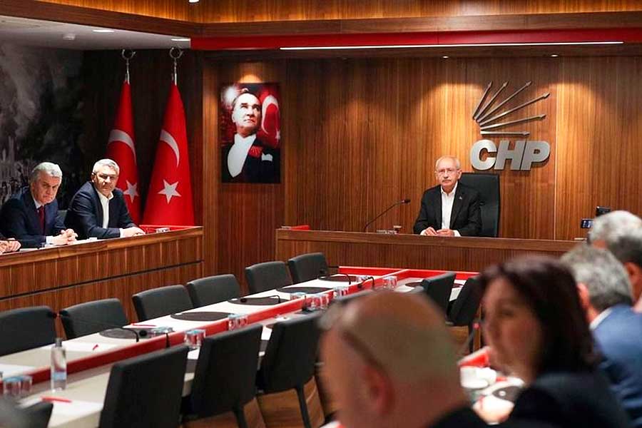 Kılıçdaroğlu with the CHP board