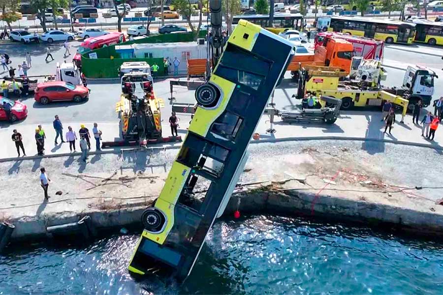 Istanbul, bus falls into water in Eminönü