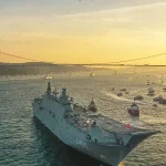 Estambul, el portaaviones turco cruza el Bósforo