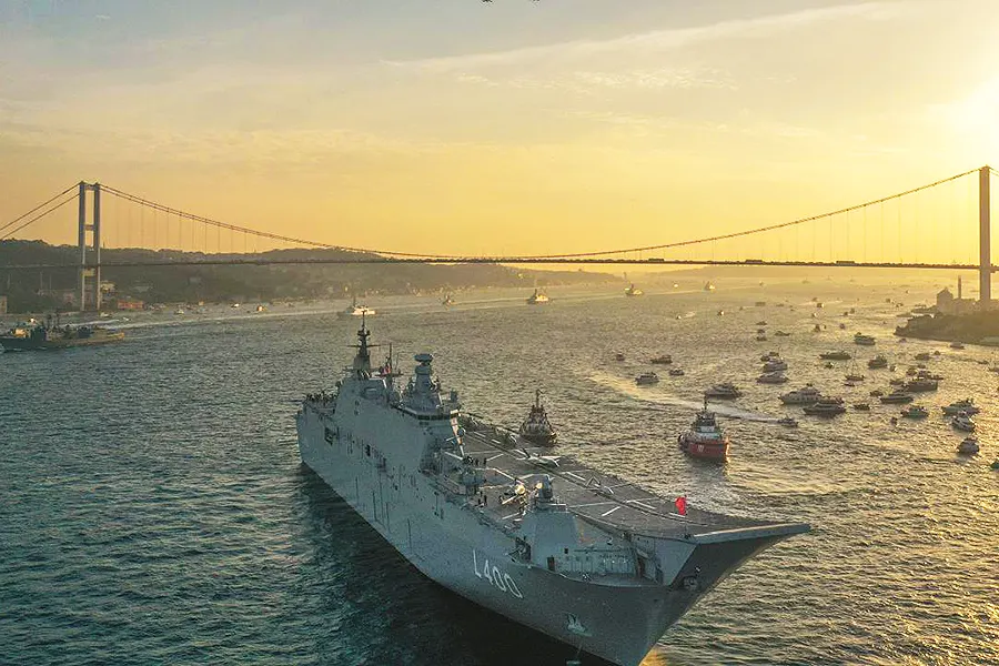 Estambul, el portaaviones turco cruza el Bósforo