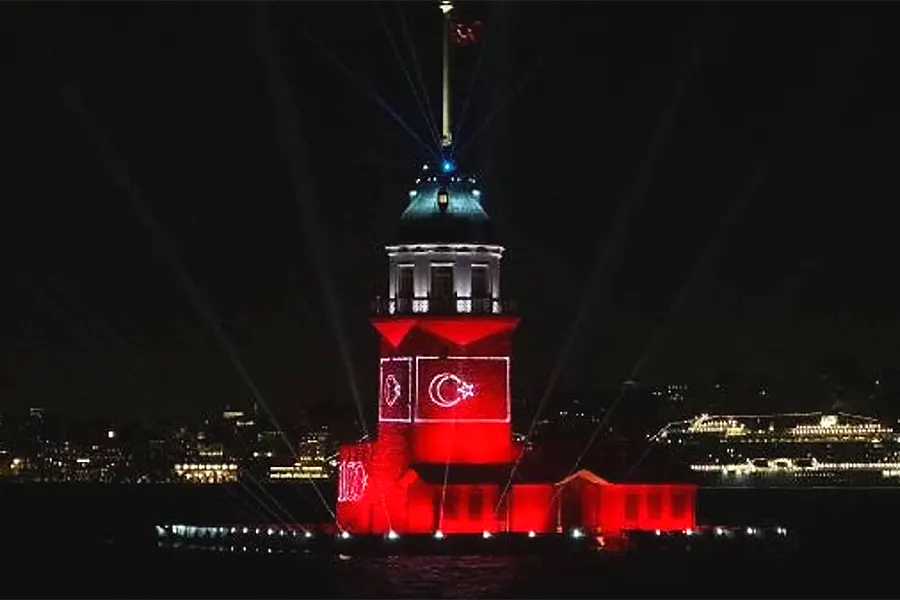 Estambul, Torre de la Doncella con la bandera de Turquía