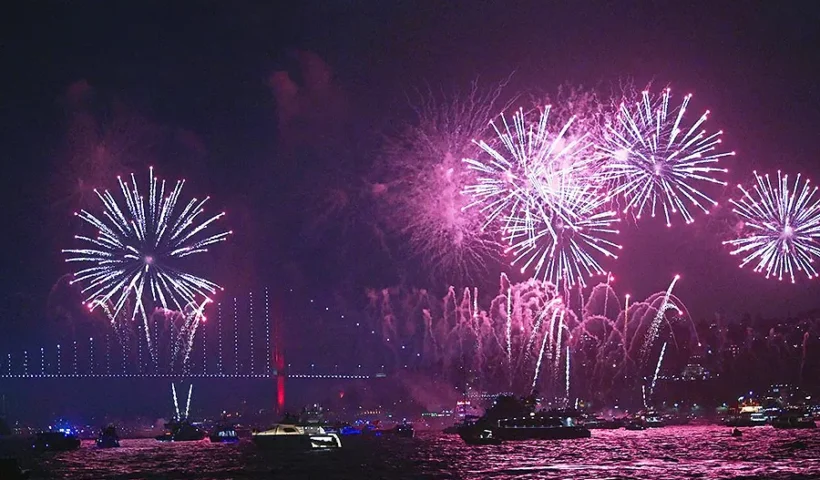 Istanbul, drone and fireworks show for the centenary of the Republic