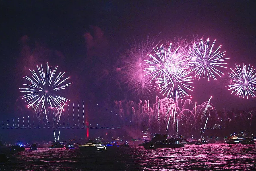Istanbul, drone and fireworks show for the centenary of the Republic