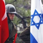 soldados turcos con banderas de Turquía e Israel