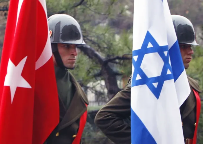 soldados turcos con banderas de Turquía e Israel
