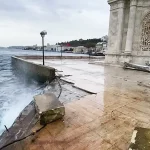 Estambul, temporal en la mezquita de Ortaköy