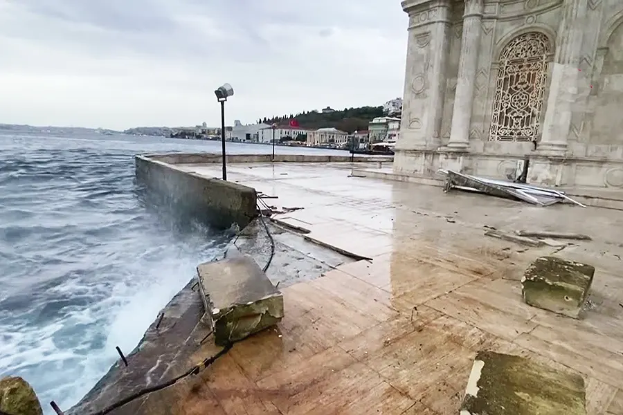 Istanbul, storm in the Ortaköy mosque