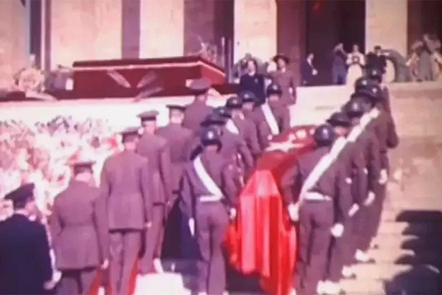 Turkey, images of Atatürk's burial
