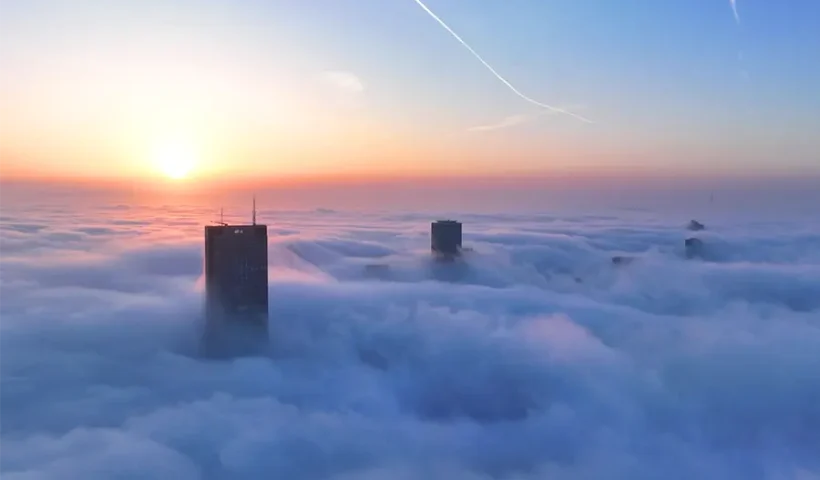 Estambul, rascacielos entre la niebla