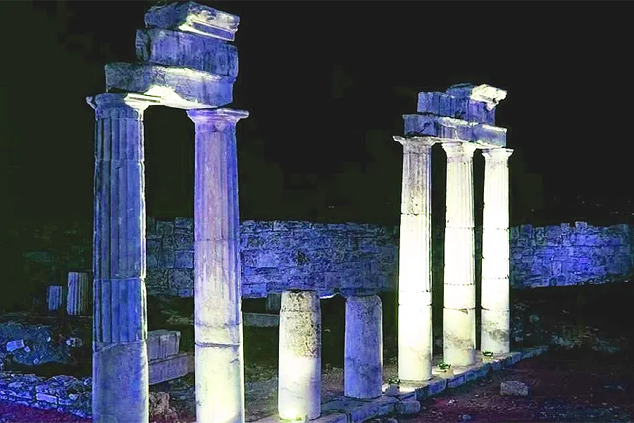 ruinas de Hierápolis de noche