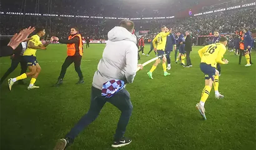 incidentes durante el partido Trabzonspor-Fenerbahçe
