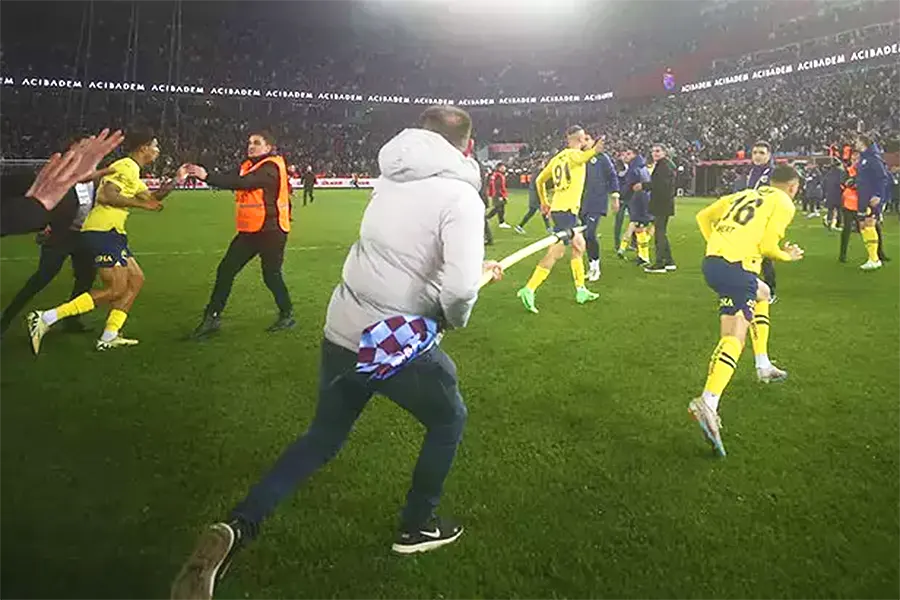 incidentes durante el partido Trabzonspor-Fenerbahçe
