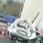 Turquía, accidente deja coche aplastado