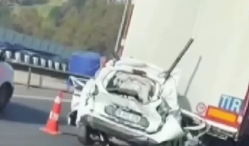 Turquía, accidente deja coche aplastado