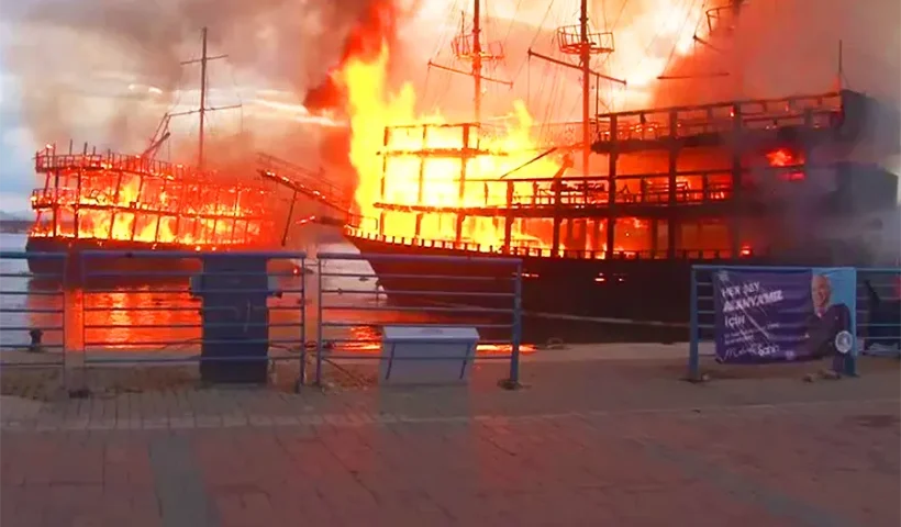 Turquía, incendio de barcos en Alanya
