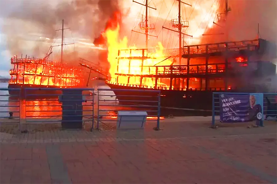 Turquía, incendio de barcos en Alanya
