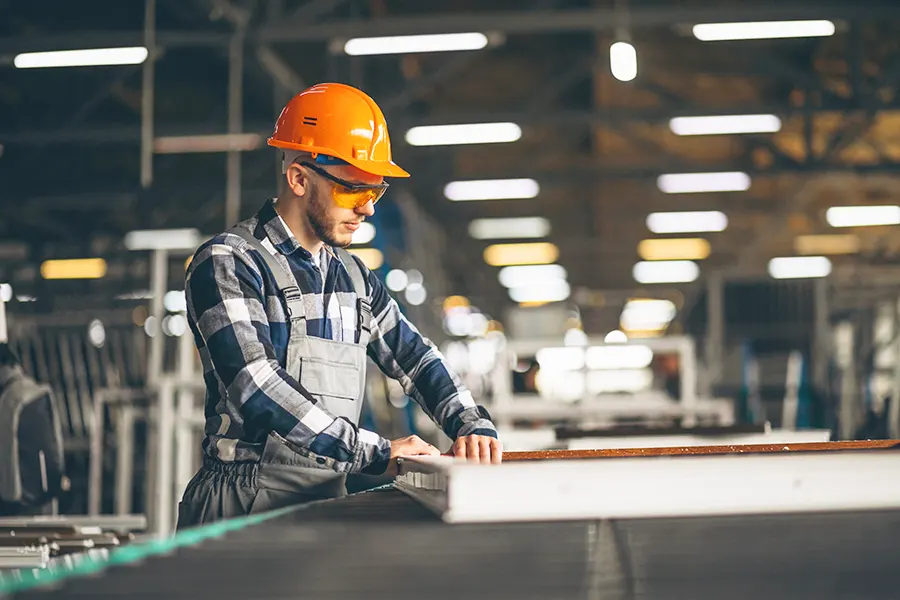 trabajador en una fábrica