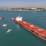 Estambul, carguero en el Bósforo