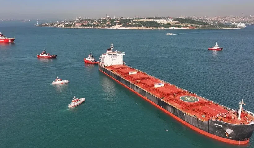 Estambul, carguero en el Bósforo