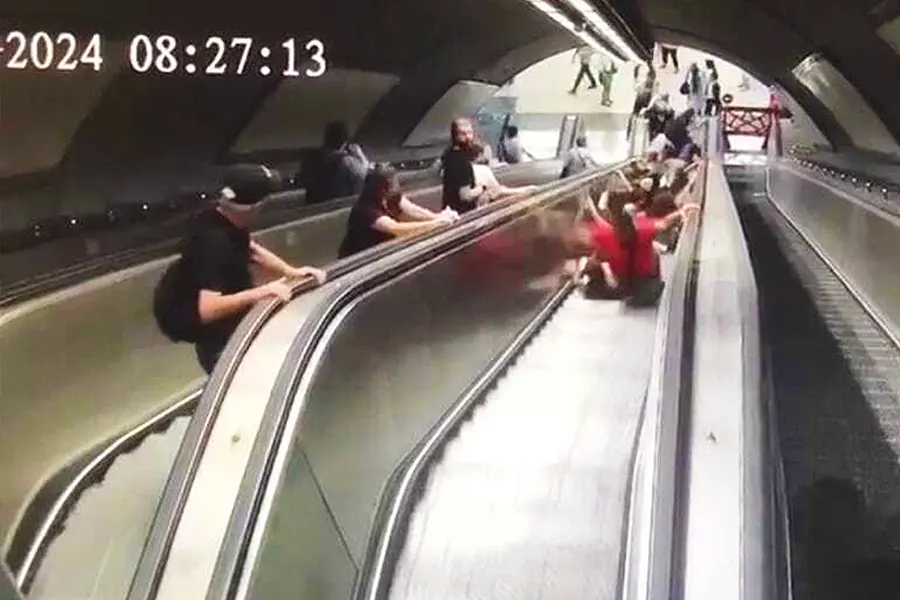 accidente en las escaleras del metro de Izmir