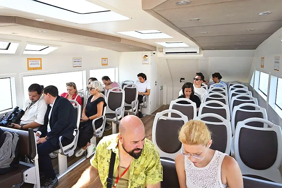 pasajeros en un mini ferry de Estambul