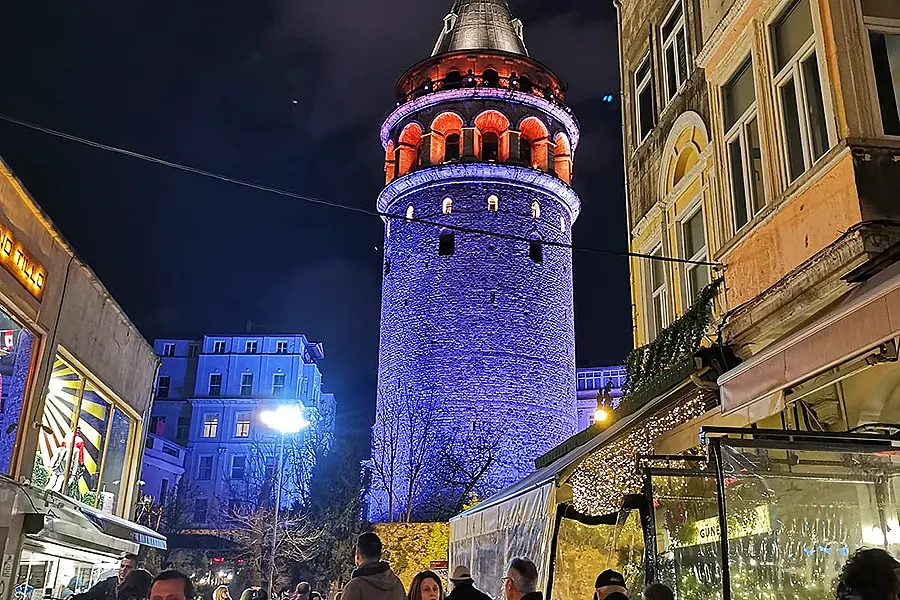 Torre Galata de noche