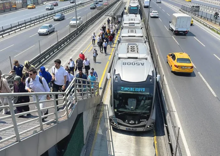 Istanbul metrobus
