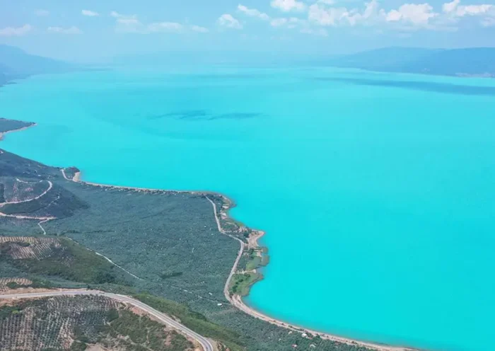 Lake Iznik turns turquoise