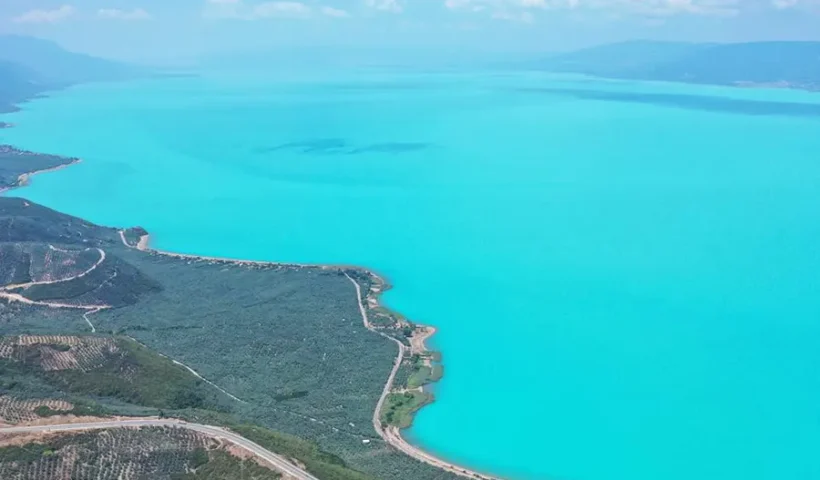 Lake Iznik turns turquoise