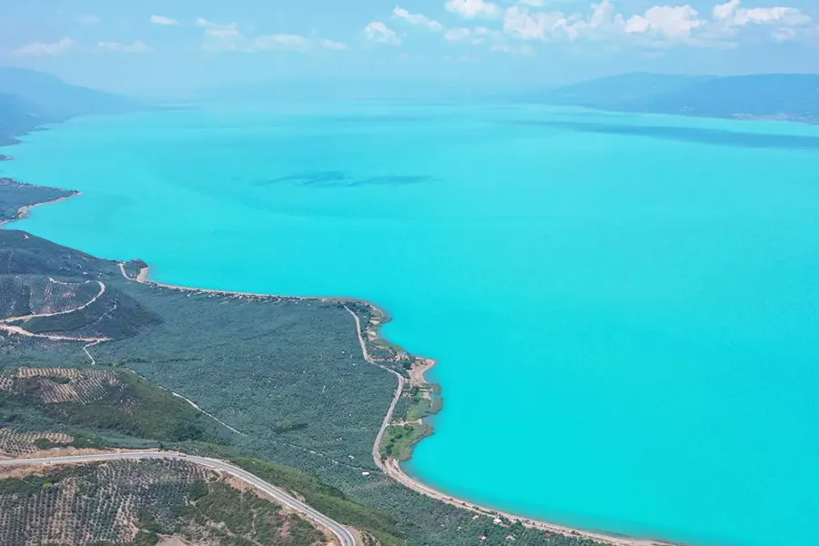 Lake Iznik turns turquoise