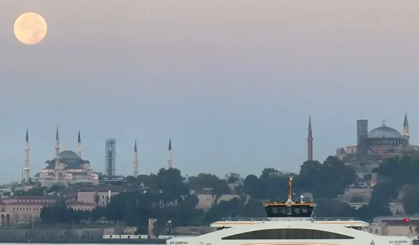 Istanbul, Blue Supermoon