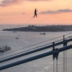 equilibrista Jaan Roose sobre el Puente del Bósforo