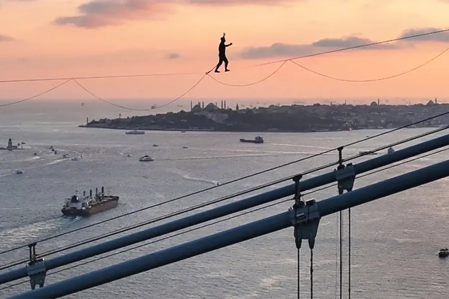 equilibrista Jaan Roose sobre el Puente del Bósforo
