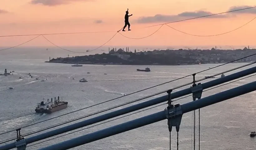 slackliner Jaan Roose over the Bosphorus bridge