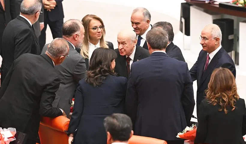 Bahçeli saluda a los diputados del partido DEM