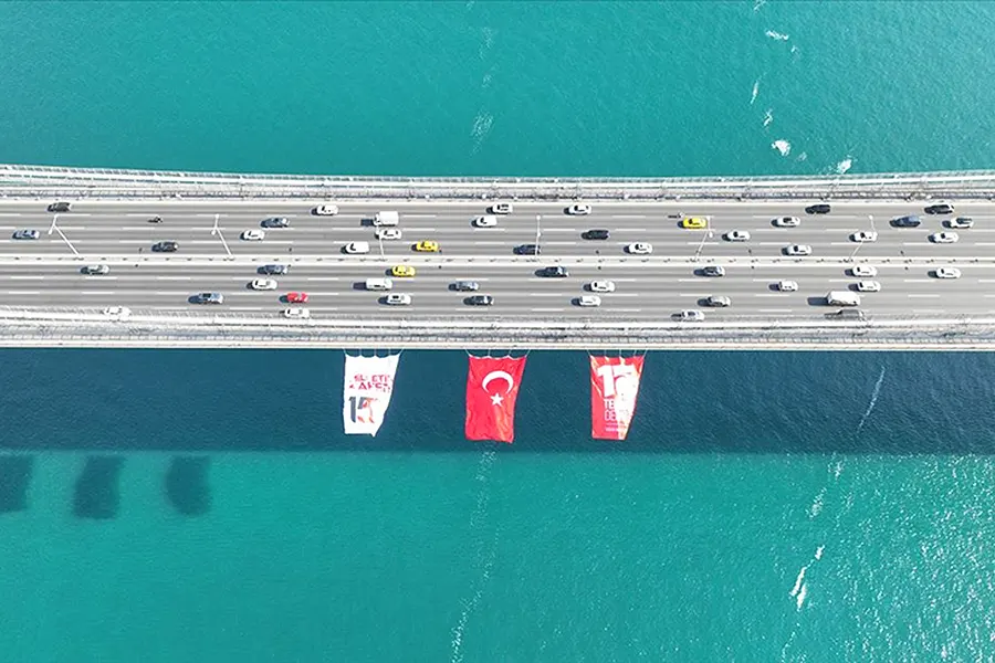 Puente sobre el Bósforo en Estambul