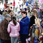 turistas haciendo compras en un bazar