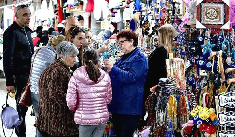 turistas haciendo compras en un bazar