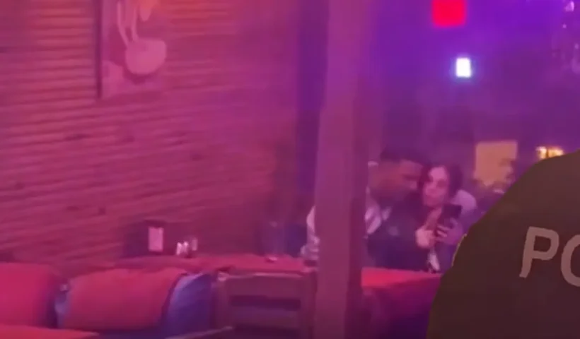 español toma a su novia como rehén en Estambul