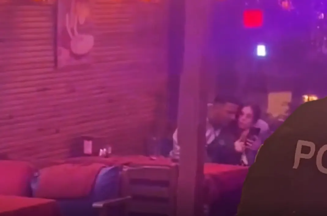español toma a su novia como rehén en Estambul