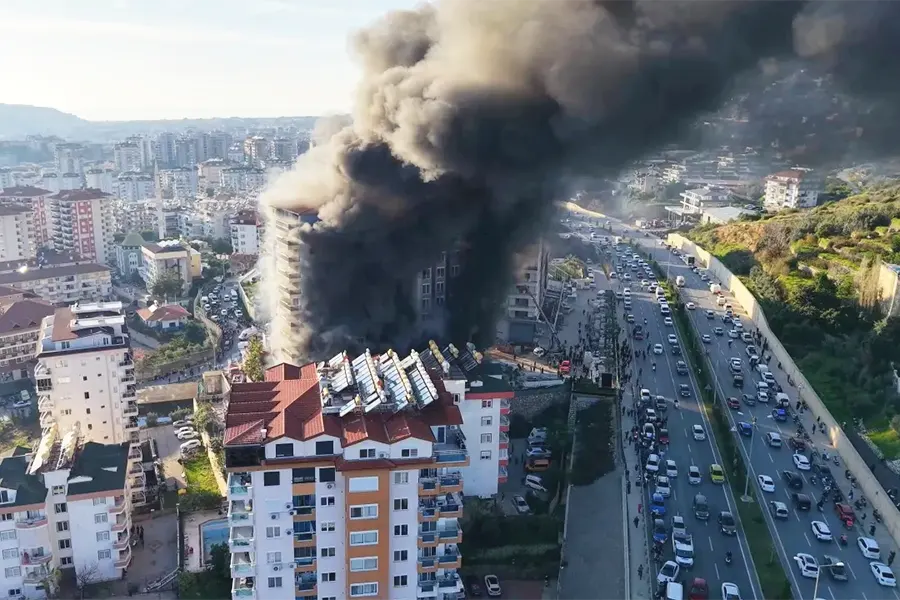 incendio en un edificio de Antalya
