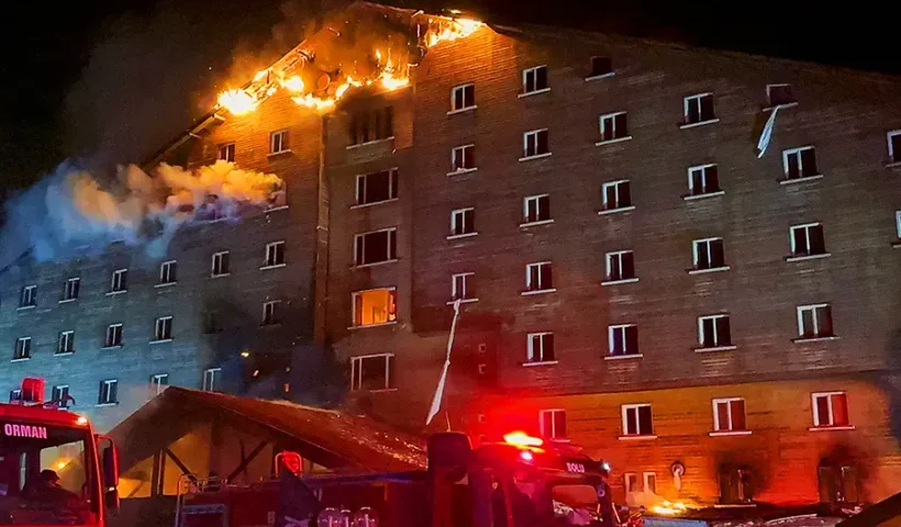 incendio de hotel en Bolu en Turquía
