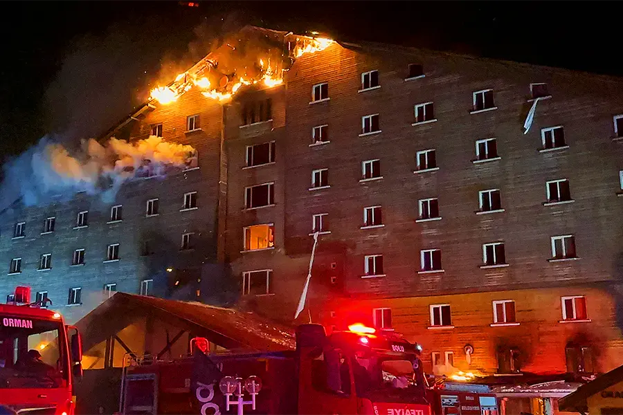 incendio de hotel en Bolu en Turquía
