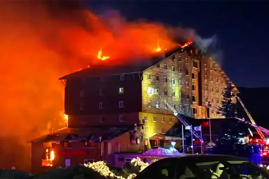 incendio de un hotel en un resort de esquí de Bolu