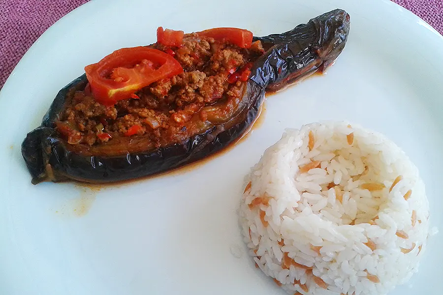Karnıyarık (aubergines stuffed with meat)