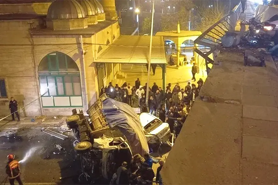 accidente en Turquía: camión se cae por un puente