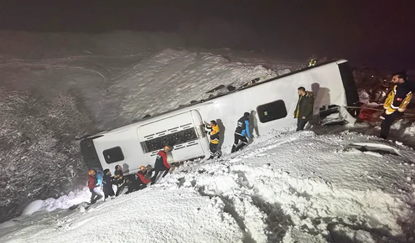 bus crash during snowfall in Turkey